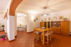 a kitchen and dining room with a table and chairs at Il colle dei Frati in Sinalunga