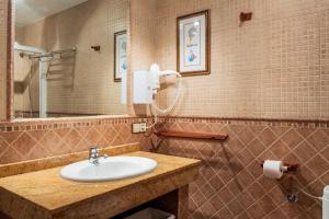 a bathroom with a sink and a mirror at Las Puentes 2 in Candelario
