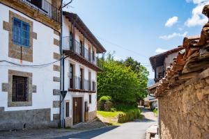 an alley in an old town with buildings at Las Puentes 2 in Candelario