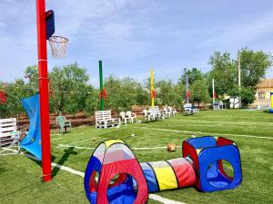 a playground with a basketball hoop and a basketball hoop at La Casa del Flamenco in Cañada del Rabadán