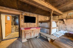 a room with a bed and a tv in a cabin at Untervernatsch Fewo Ötzi in Senales