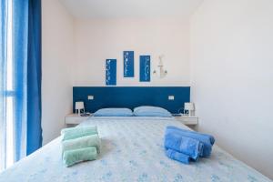 a bedroom with a blue bed with blue pillows at Casa Vacanza Casi 2 in Villasimius