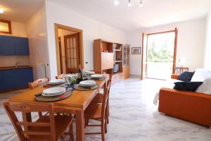 a kitchen and living room with a table and chairs at Casa Zara a Otranto in Otranto