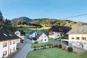 a small village with houses and a road at Ferienwohnung Waldblick in Simonswald