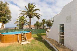 a pool with a ladder next to a house at 5ª Avenida in S'Algar