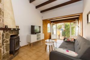 a living room with a couch and a fireplace at 5ª Avenida in S'Algar
