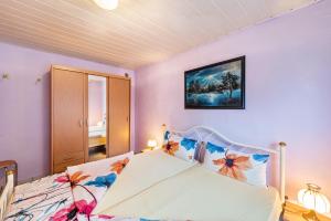 a bedroom with a bed and a picture on the wall at Haus Seeblick in Malchow