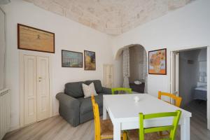 a living room with a couch and a table at Casa Pà in Ostuni