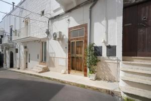 a building with a door on the side of a street at Casa Pà in Ostuni
