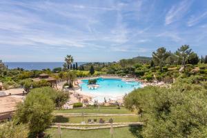 an image of a pool at a resort at Appartement Cap Esterel - piscine in Saint-Raphaël