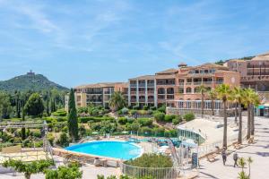 a view of a resort with a swimming pool at Appartement Cap Esterel - piscine in Saint-Raphaël
