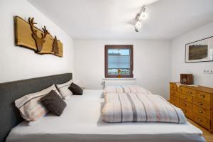 a bedroom with a bed and a dresser at Ferienwohnung im Salzgässle in Schonach