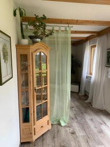 a room with a wooden cabinet and a window at Lieblingsplatz in Weiler-Simmerberg