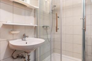 a bathroom with a sink and a shower at Bungalow Bark Sedov, Bgl 3 in Dranske +17 photos