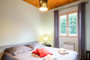 a bedroom with a bed with towels and a window at Gite Prairie in Aubas +10 photos