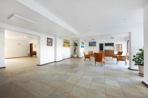 an empty room with chairs and a table at Casa da Torralta in Alvor