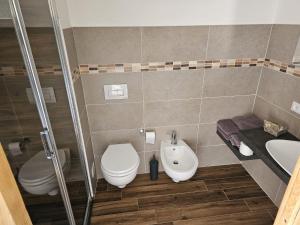a bathroom with a toilet and a sink at Agriotto Agriturismo in Savona