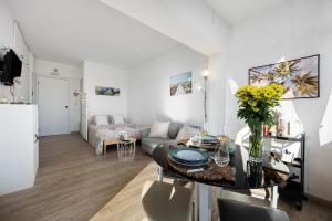 a living room with a table and a couch at Casa da Torralta in Alvor
