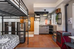 a bedroom with a bunk bed and a kitchen at Estudio bsg Sierra Nevada in Sierra Nevada