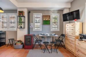 a kitchen with a table and chairs and a stove at Estudio bsg Sierra Nevada in Sierra Nevada