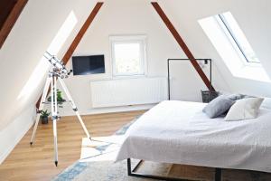 a bedroom with a bed and a camera at Hq16 - Modernes Ferienhaus in Neuenburg am Rhein