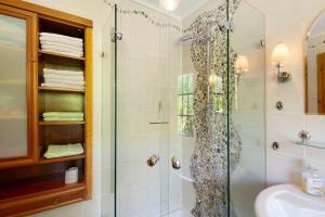 a bathroom with a shower and a sink at Im grünen Winkel in Brüggen +15 photos