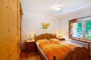 a bedroom with a large bed and a window at Im grünen Winkel in Brüggen