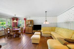 a living room with a couch and a dining room at Im grünen Winkel in Brüggen