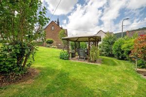 a gazebo in the yard of a house at Ferienwohnung Andres in Briedern
