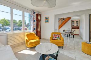a living room with two chairs and a table at Maison Ker Hélène sur grand jardin in Guérande