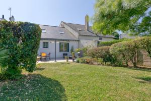 a house with a yard with a lawn sidx sidx sidxktopktop at Maison Ker Hélène sur grand jardin in Guérande