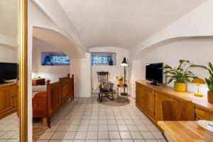 a living room with a tv and a table at Briller Gewölbe in Wuppertal