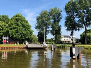 a river with a boat in the middle of it at Kate unter Reet im Grünen in Buchholz