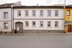 a white building on the side of a street at Auszeit am Schloss in Geisenheim