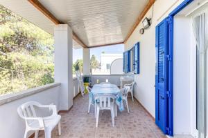 a patio with a table and chairs on a balcony at E case e Leviche in Castrignano del Capo