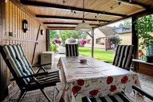 a table and two chairs on a patio with a table and a table and chairs at Ferienwohnung 'Ferien bei Buske' in Tellingstedt