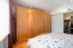 een slaapkamer met een grote houten kledingkast en een bed bij Bellevie in Kell