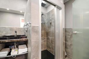 een badkamer met een douche en een wastafel bij Bellevie in Kell +15 foto's