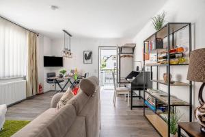 een woonkamer met een bank en een tafel bij Bellevie in Kell