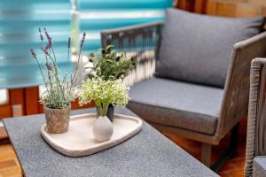 a table with two vases with flowers on it at Fewo unter der Kirche in Herbolzheim