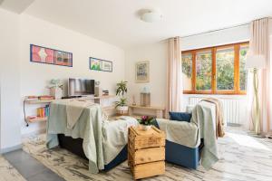 a living room with two chairs and a table at Villa Le Maree di Tonfano in Pietrasanta