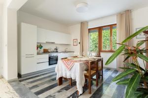 a kitchen and dining room with a table and chairs at Villa Le Maree di Tonfano in Pietrasanta