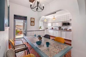 a kitchen with a table and chairs in a room at Casa Terracota in Silves