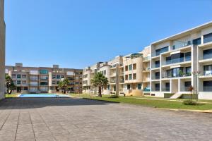 an empty parking lot in front of an apartment building at Sublime Mundo Apartamento in Apúlia