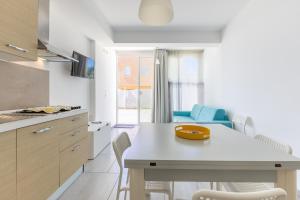 a kitchen with a table and chairs in a room at Villa Vani - Appartamento 2 in Marina di Ragusa