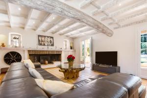 a living room with a couch and a table at Maison - La Lieutenante in Puget-sur-Argens