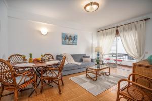 a living room with a table and a couch at Apartamento Escadinhas in Lagos