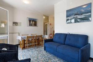a living room with a blue couch and a table at Ca Giannina in Bonassola
