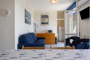 a living room with a blue couch and a table at Ca Giannina in Bonassola
