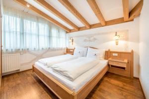 a bedroom with a large bed in a room at Haus zur Vogelweide App 6 in Dobbiaco